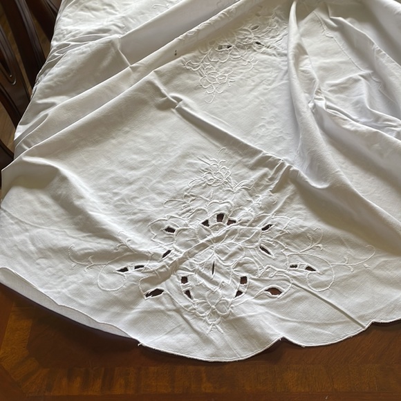 White cotton cutout floral pattern embroidery oval 66” x 97” tablecloth - Picture 5 of 13